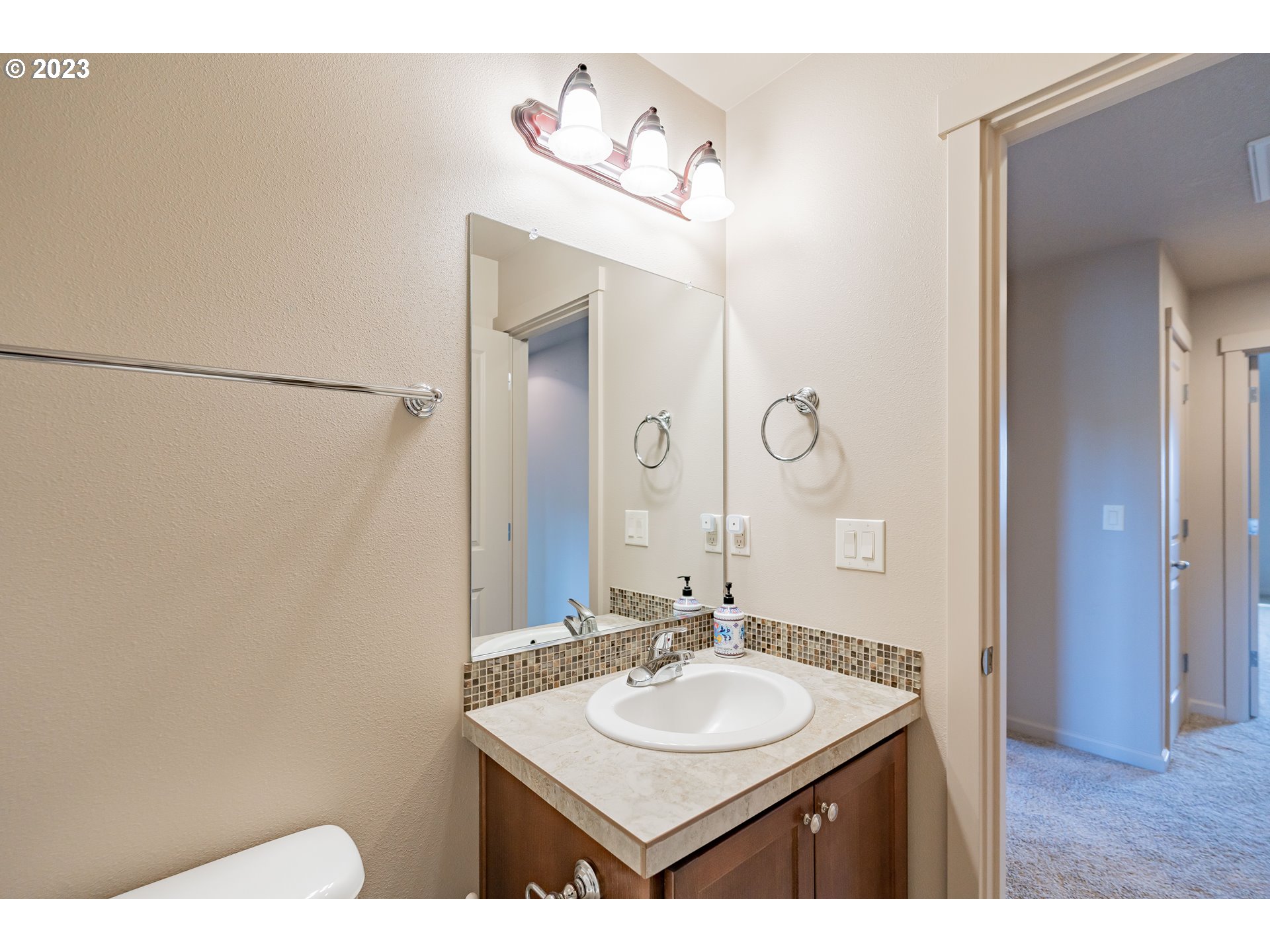 522 North 40th Avenue Ridgefield, WA 98642 - Photo 26 of 32 a bathroom with a sink and a mirror