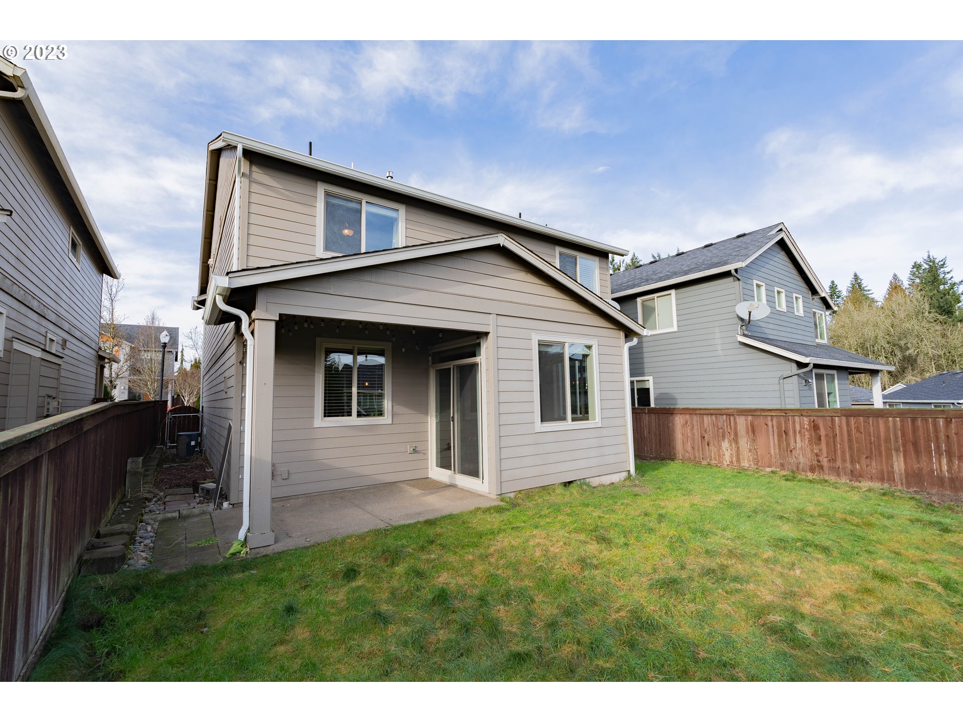 522 North 40th Avenue Ridgefield, WA 98642 - Photo 29 of 32 a front view of house with yard