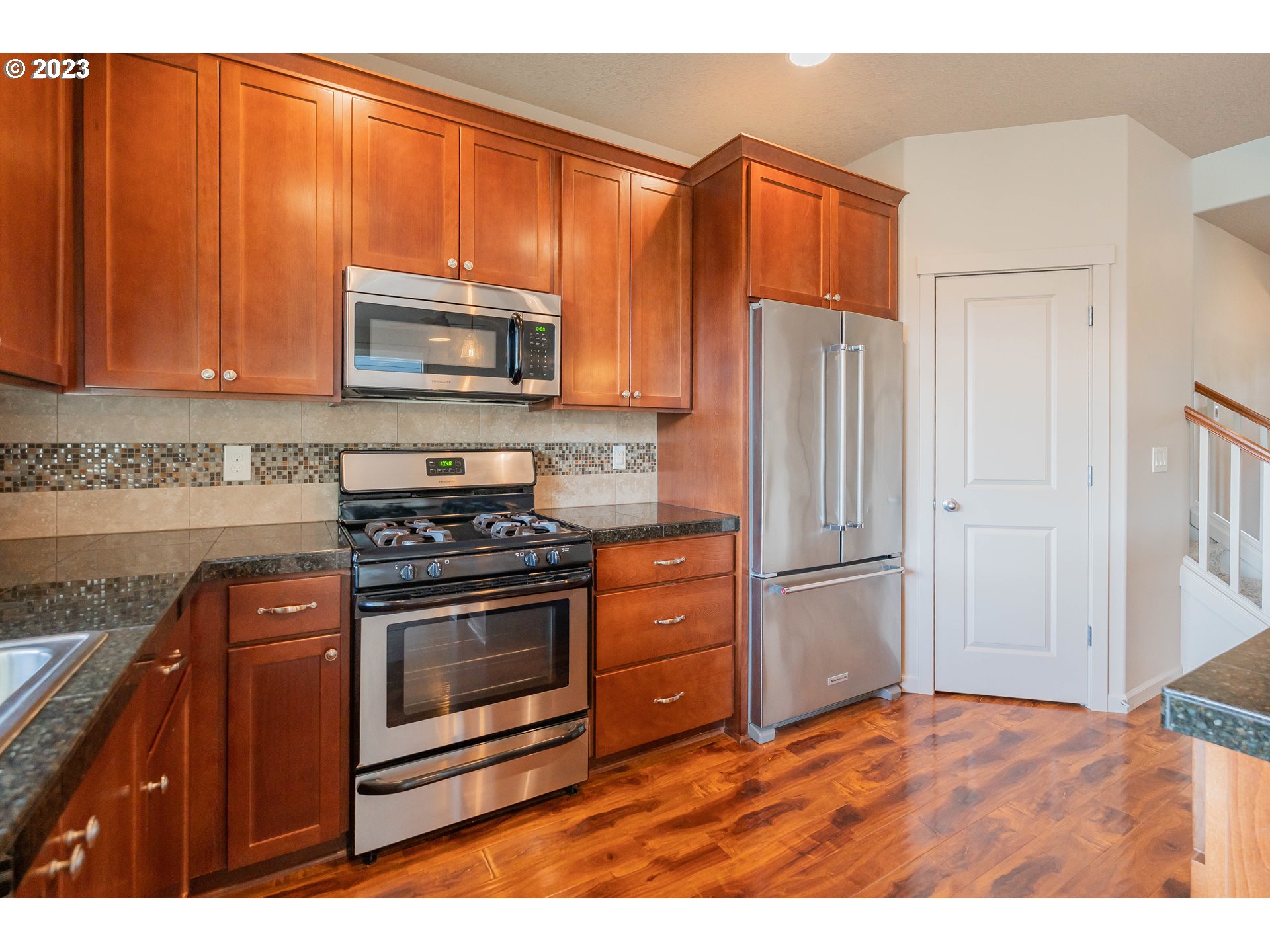 522 North 40th Avenue Ridgefield, WA 98642 - Photo 7 of 32 a kitchen with stainless steel appliances granite countertop a stove a refrigerator and a microwave