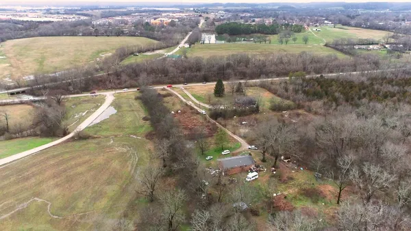 a view of a backyard