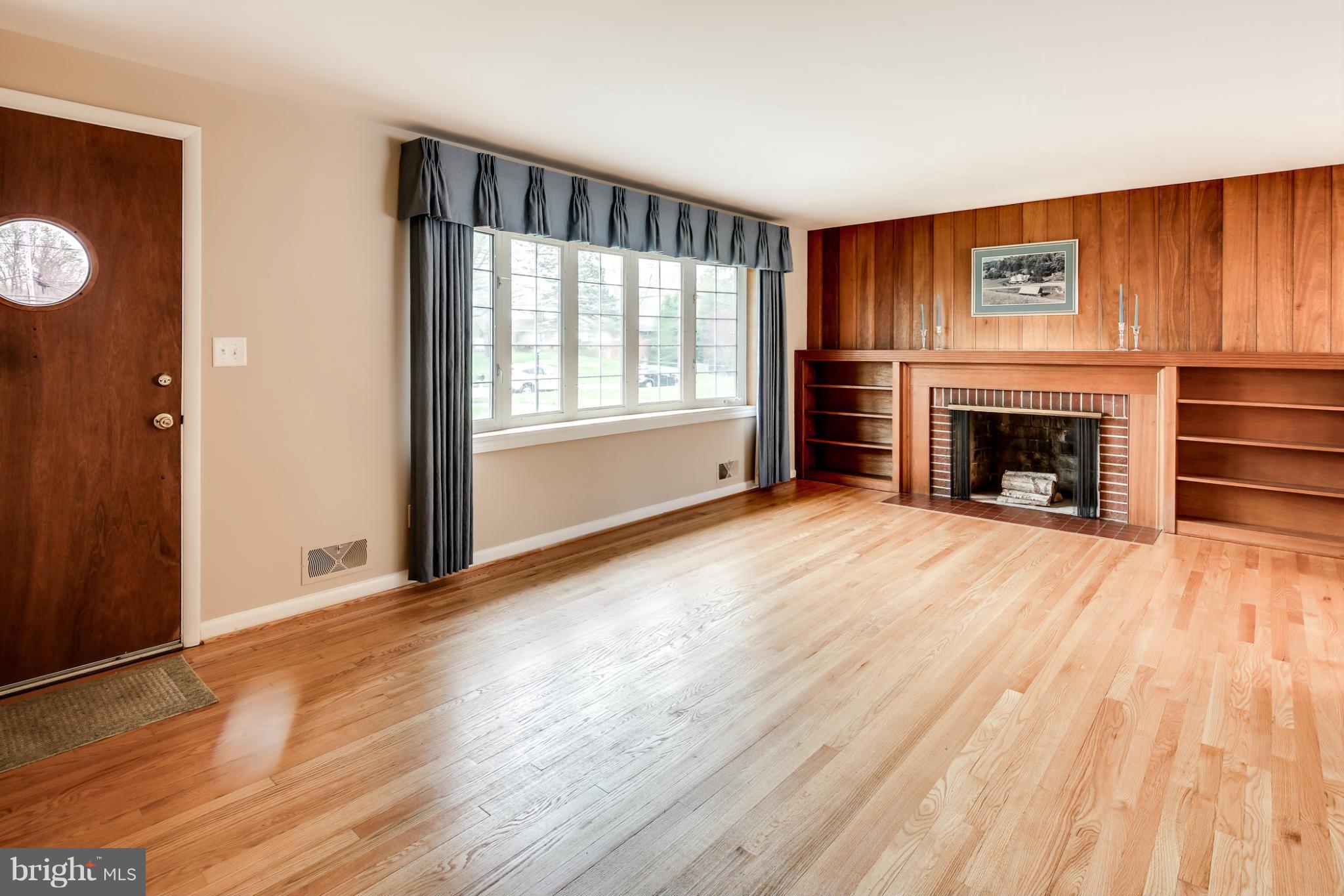 10510 Vista Road Columbia, MD 21044 - Photo 2 of 29 Living Room