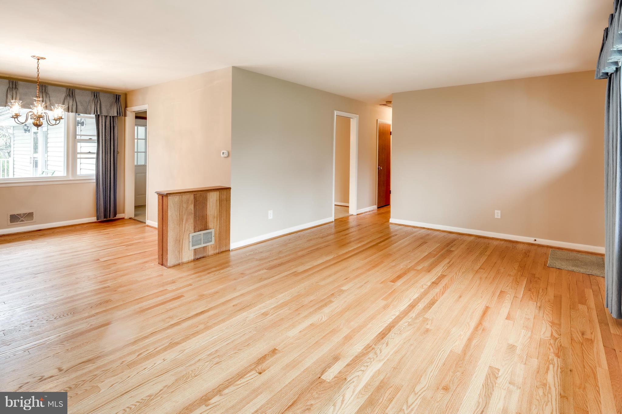 10510 Vista Road Columbia, MD 21044 - Photo 3 of 29 Living Room