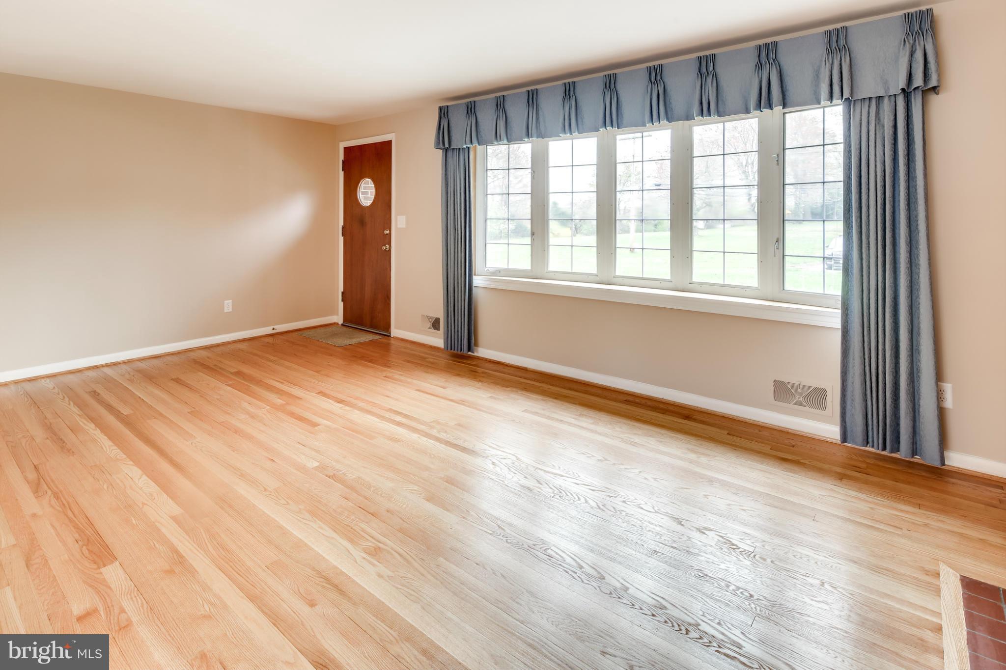 10510 Vista Road Columbia, MD 21044 - Photo 4 of 29 Living Room