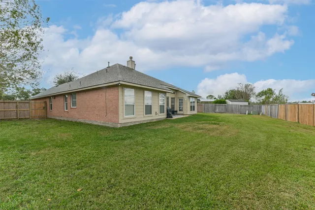 a view of a house with backyard and garden