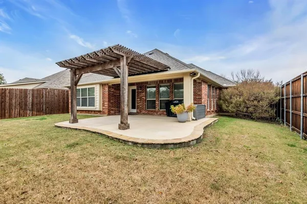 a view of a house with backyard and porch
