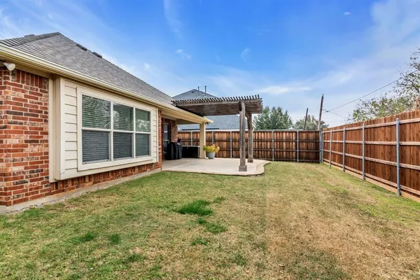 a view of a house with backyard and sitting area