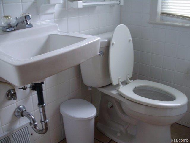 4110 Grandview Road Royal Oak, MI 48073 - Photo 15 of 21 Bath.JPG