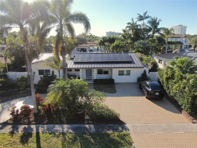 a view of a house with backyard and porch