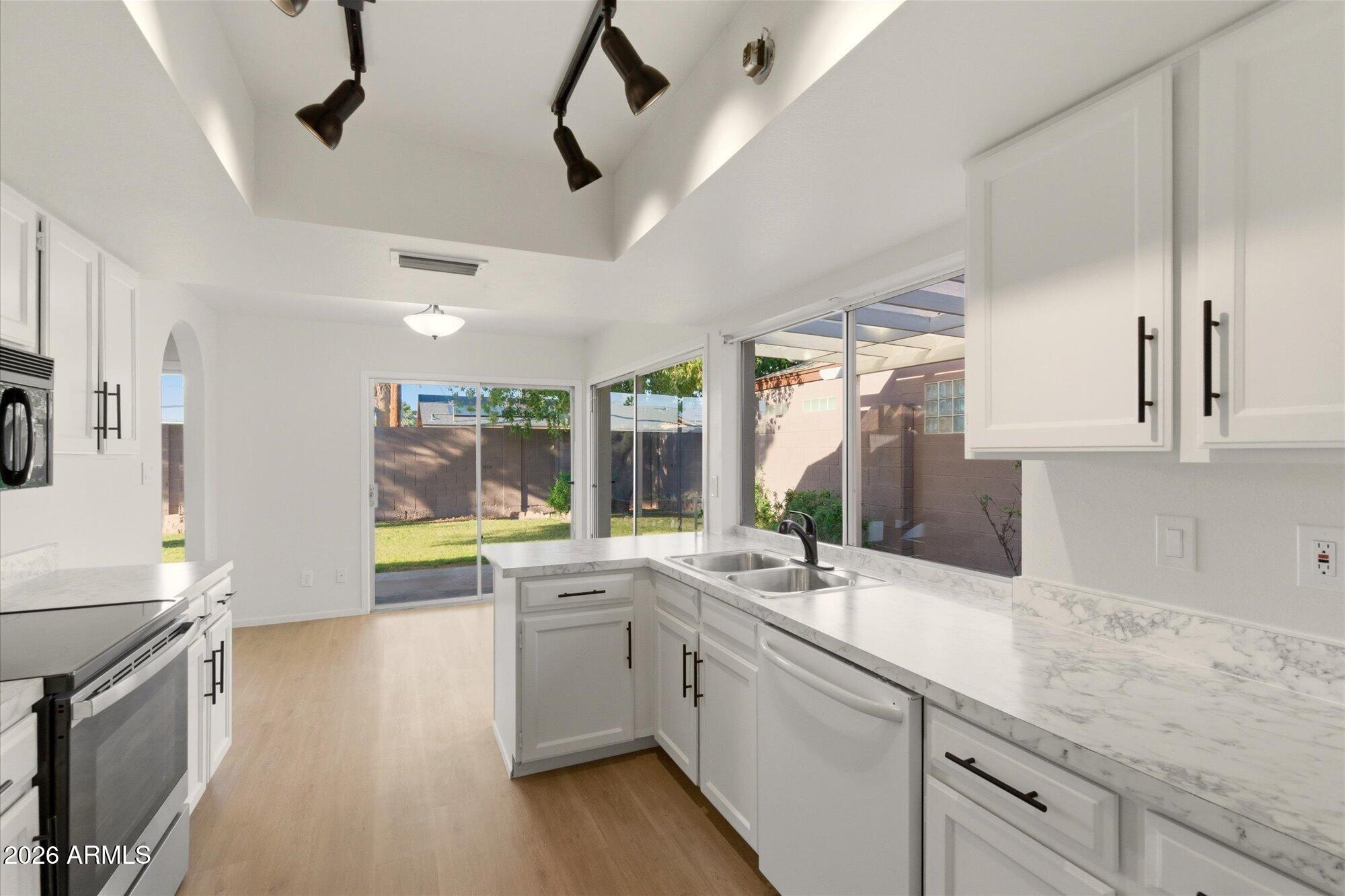 4016 West Griswold Road Phoenix, AZ 85051 - Photo 11 of 26 Kitchen