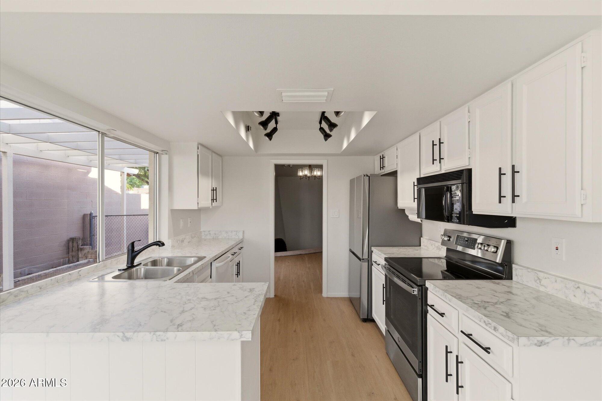4016 West Griswold Road Phoenix, AZ 85051 - Photo 8 of 26 Kitchen