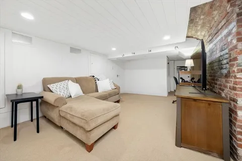 $1,299,000 | 2 Woodbine Lane, Hingham, MA 02043