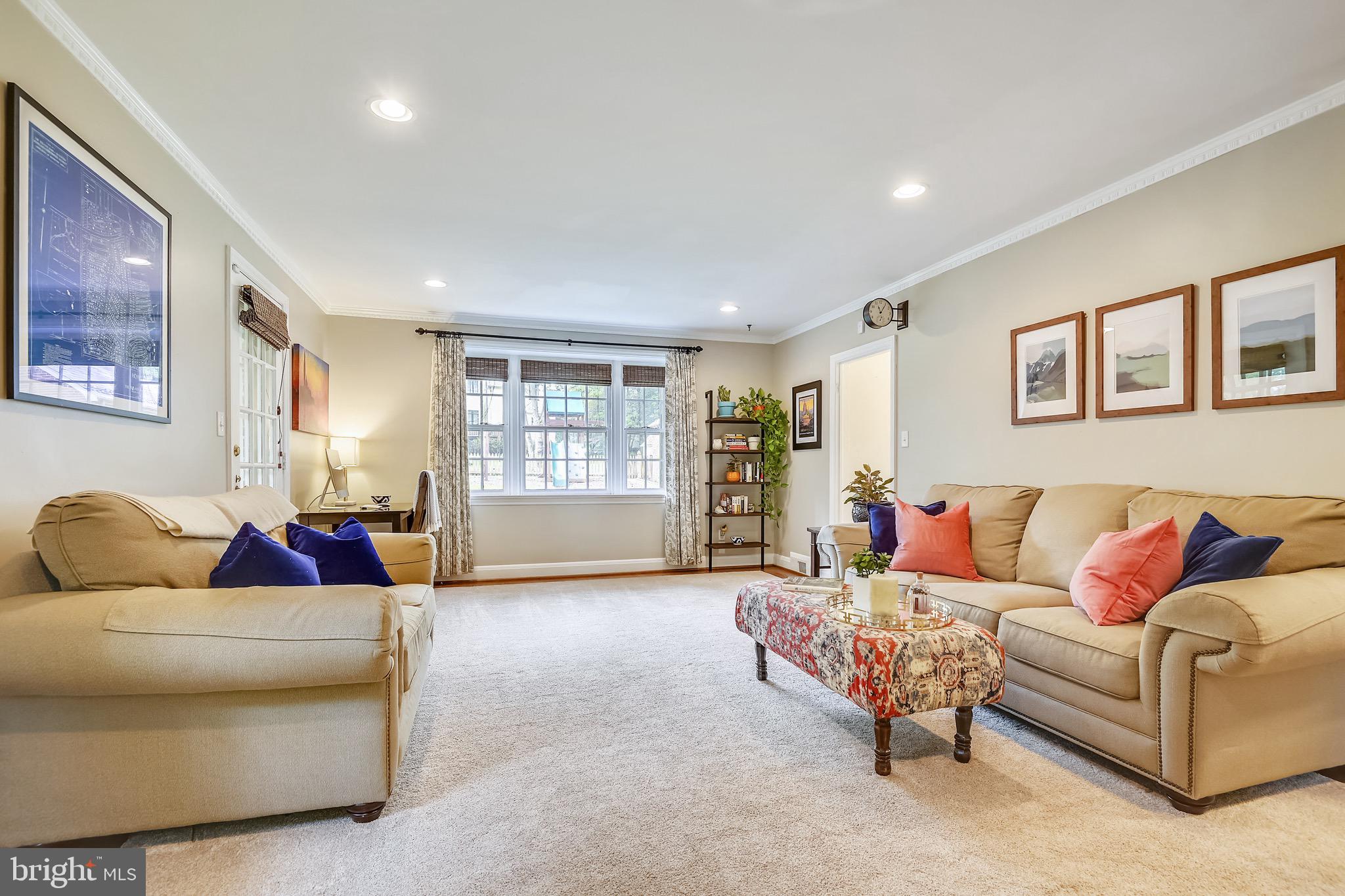 5102 Springlake Way Baltimore, MD 21212 - Photo 11 of 38 Spacious living area with nook for desk