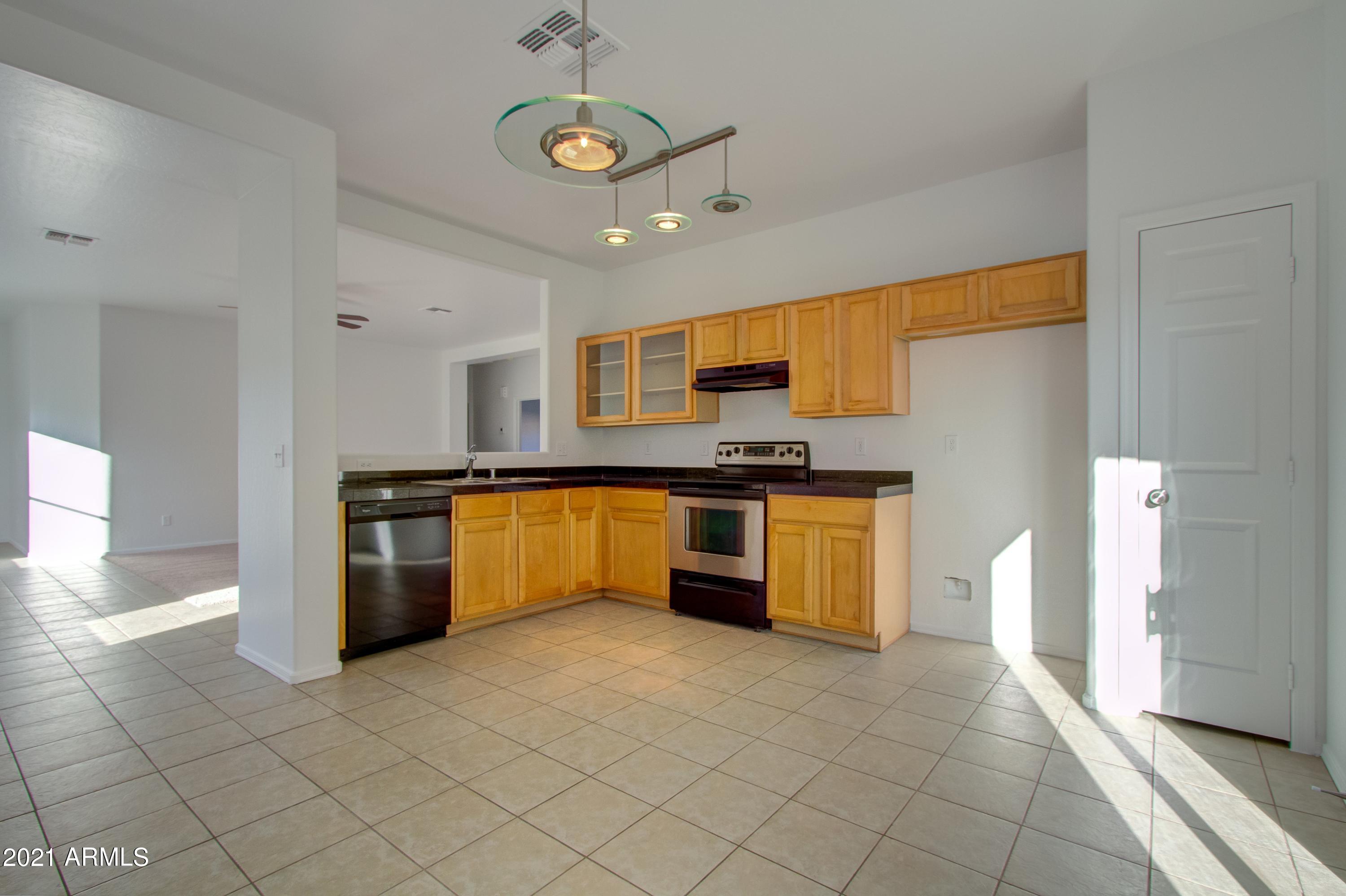 913 East Pedro Road Phoenix, AZ 85042 - Photo 4 of 15 004_Kitchen