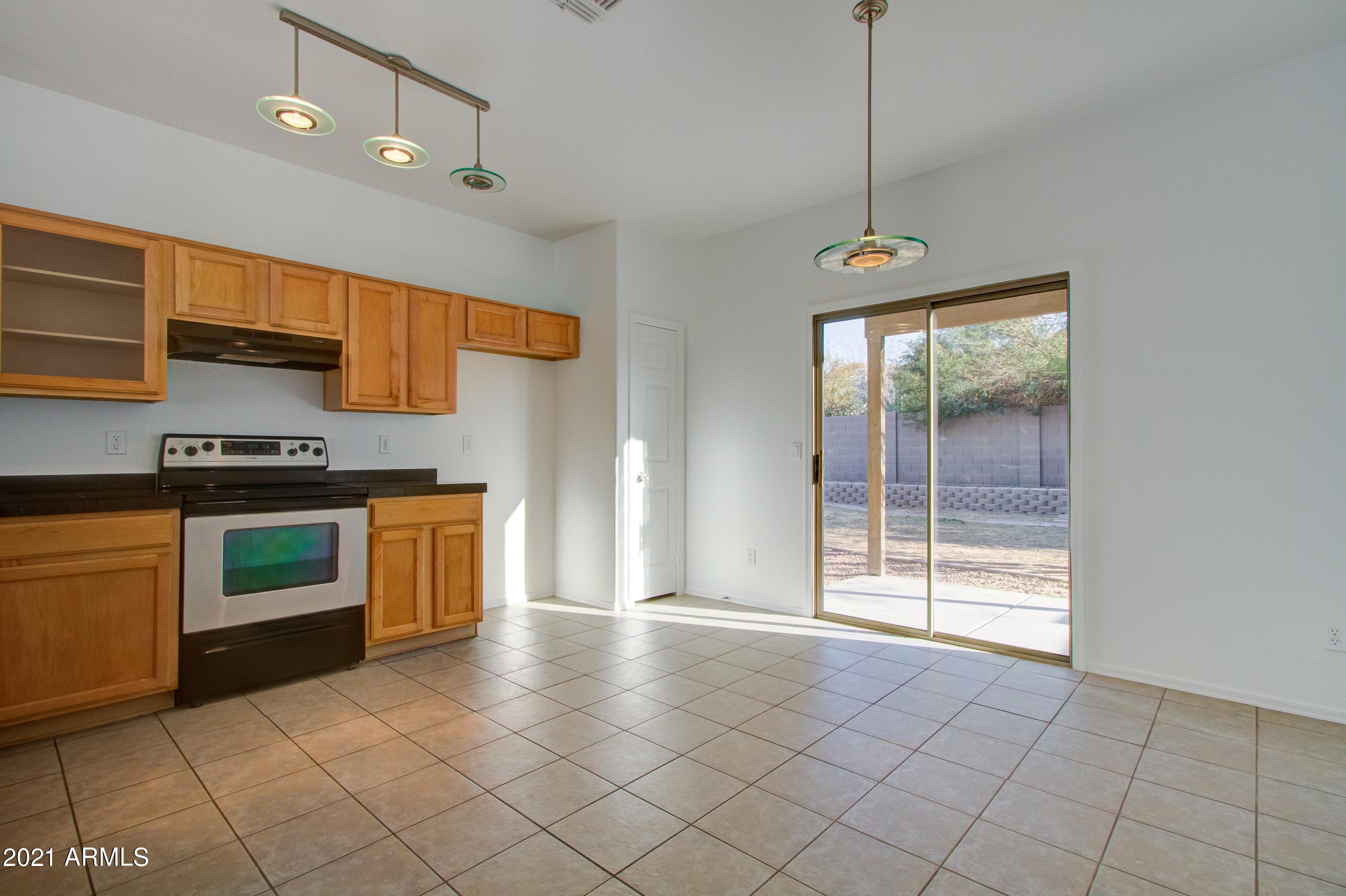 913 East Pedro Road Phoenix, AZ 85042 - Photo 5 of 15 005_Dining Room