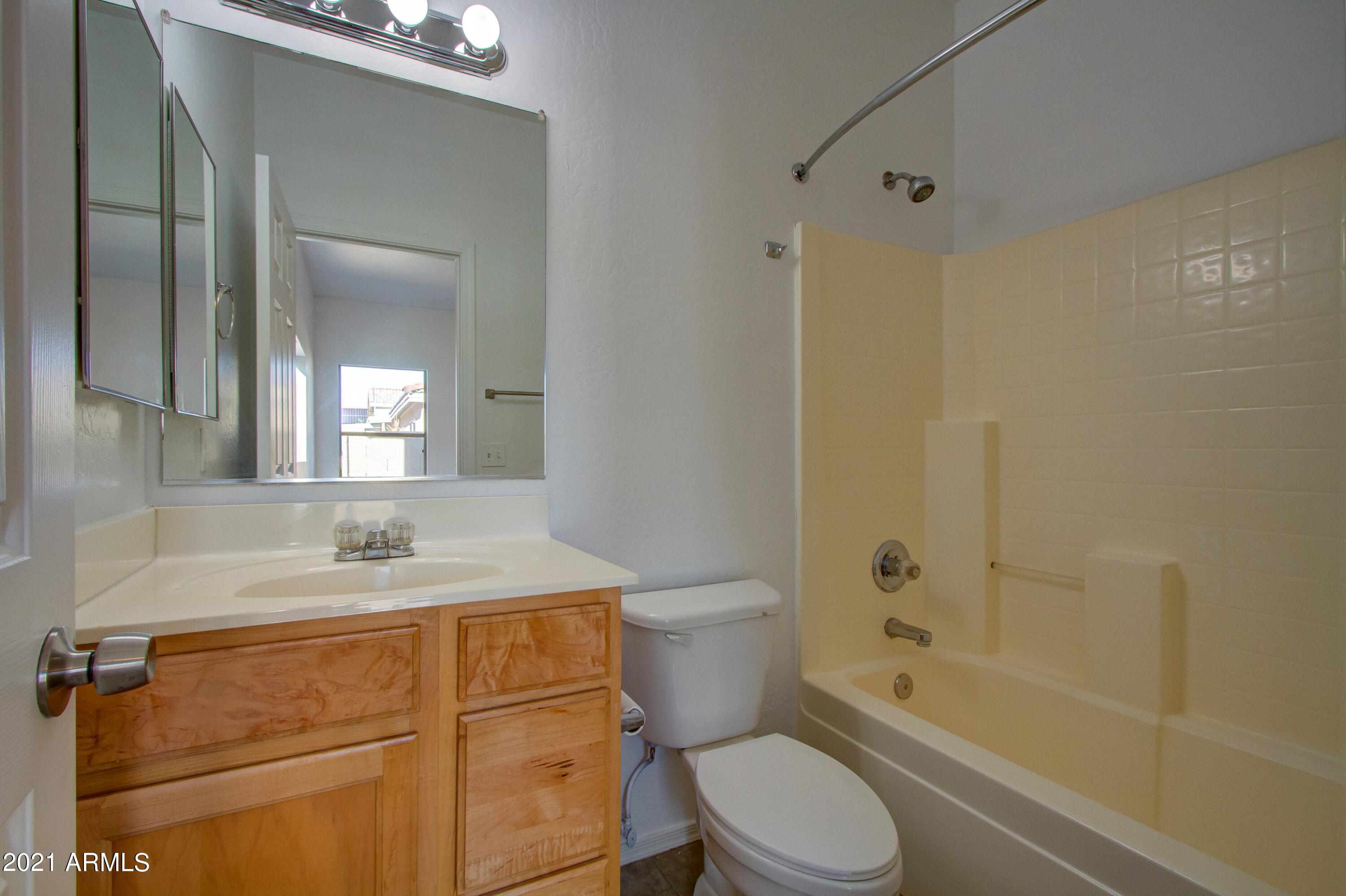 913 East Pedro Road Phoenix, AZ 85042 - Photo 9 of 15 009_Master Bathroom