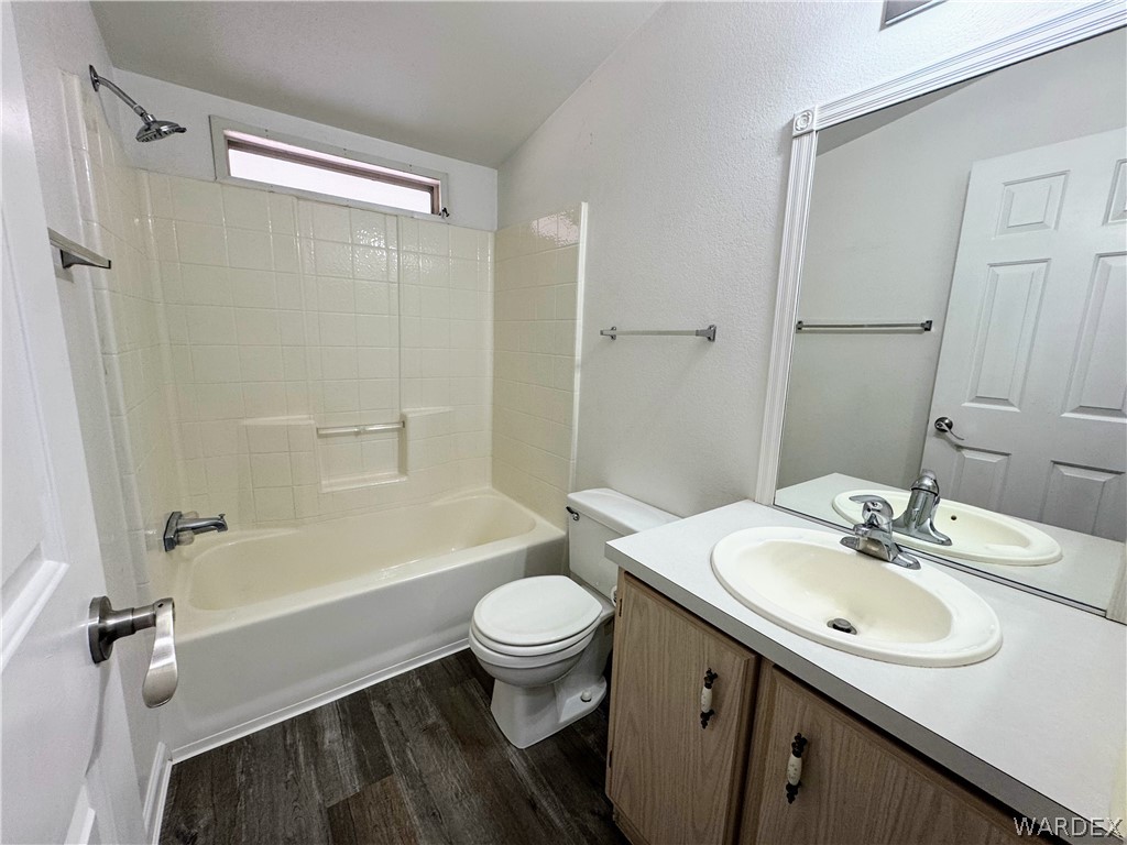 1575 South Roy Road Kingman, AZ 86401 - Photo 43 of 56 Hall bathroom featuring a vanity with an integrated sink, a toilet, and a bathtub with a shower
