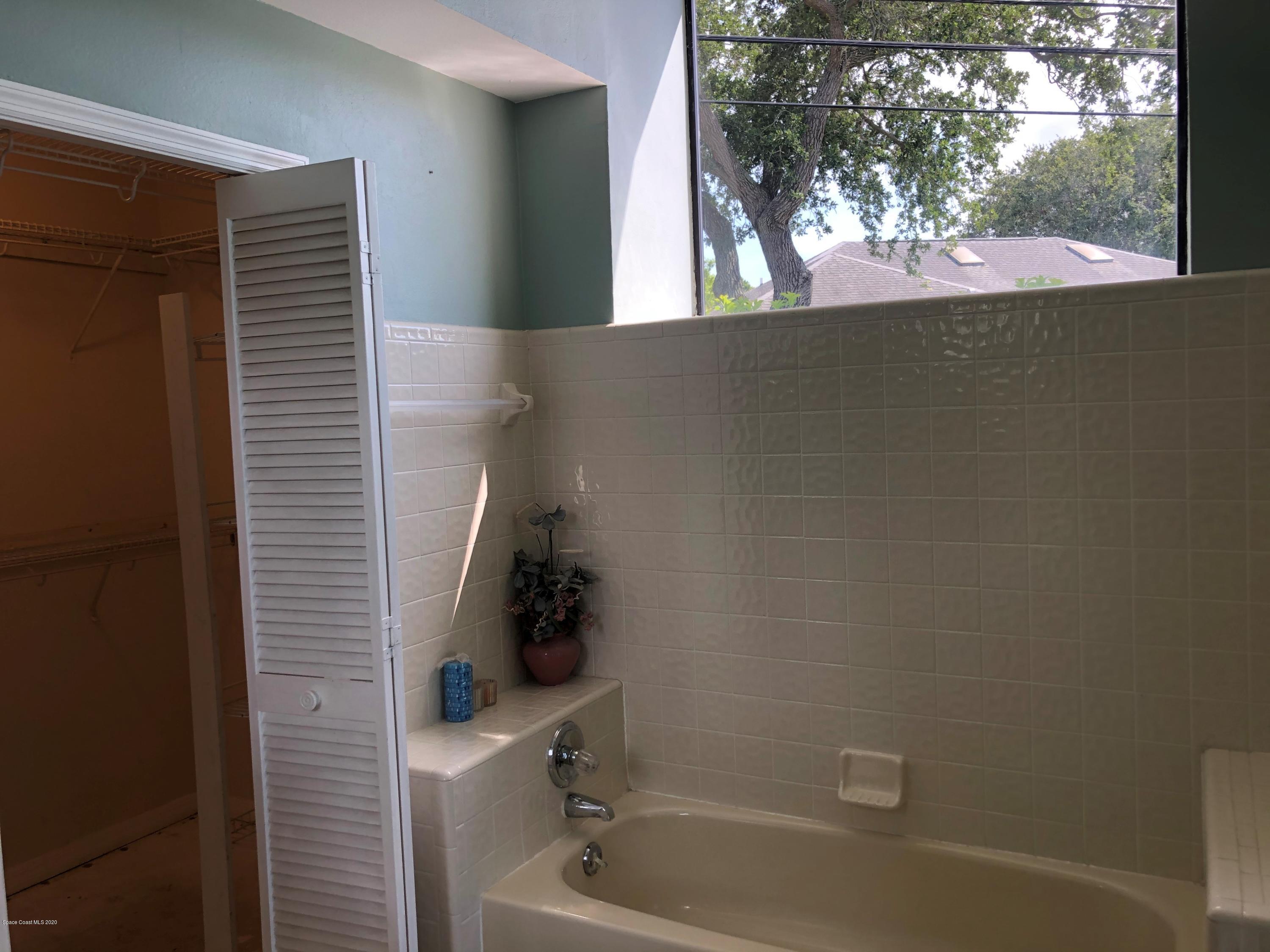 333 Pine Ridge Lane Melbourne, FL 32940 - Photo 16 of 17 tub