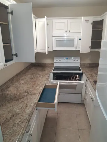 $164,900 | 5720 Northeast 22nd Way, Unit 406, Fort Lauderdale, FL 33308