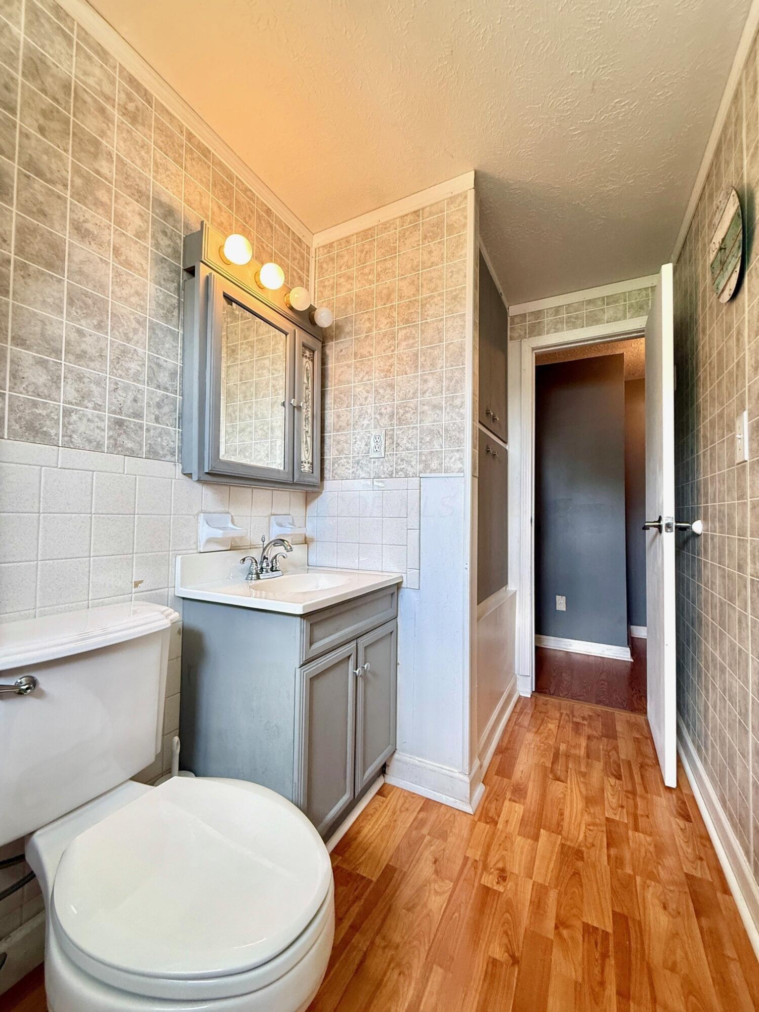 3863 Edendale Road Columbus, OH 43207 - Photo 6 of 16 bathroom