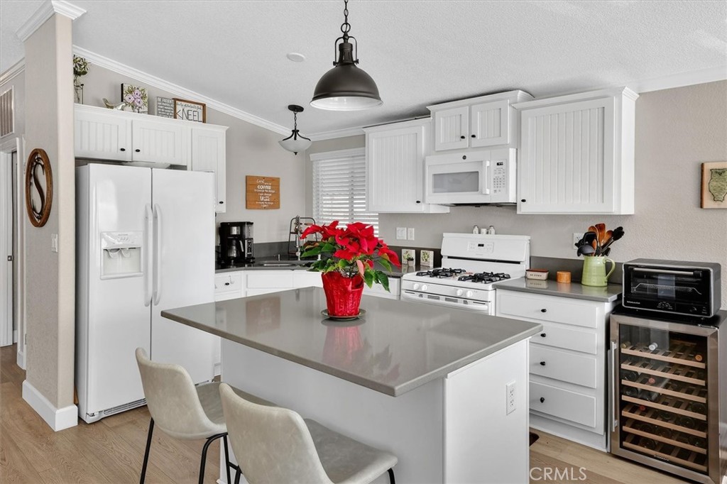 30000 Hasley Canyon Road, Unit 25 Castaic, CA 91384 - Photo 9 of 29 Kitchen Island