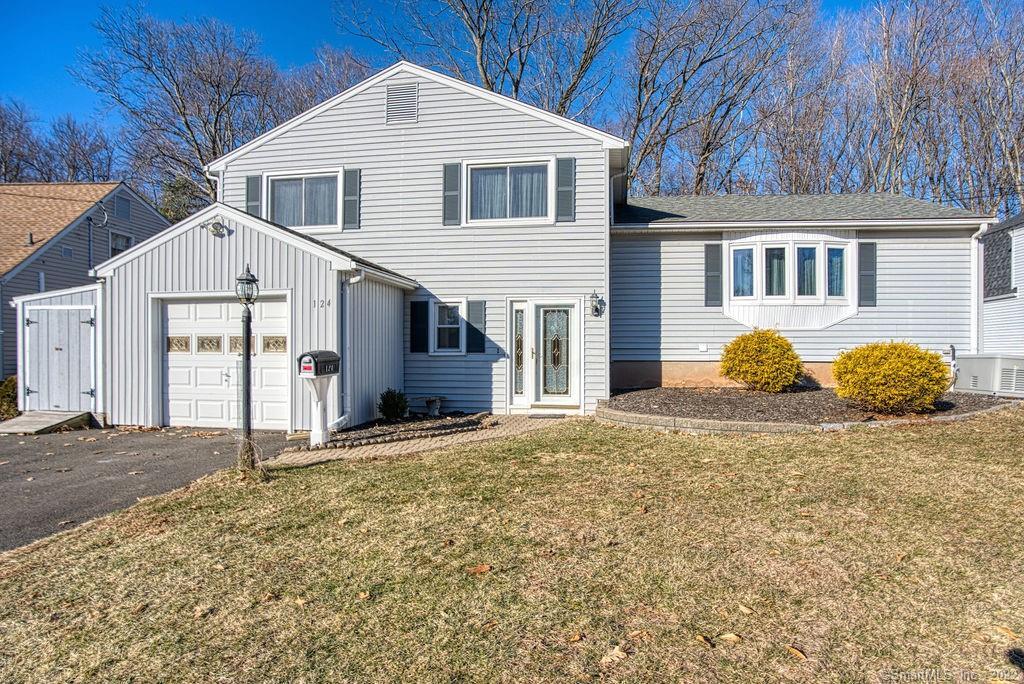 Welcome HOME to 124 Brookside Rd!