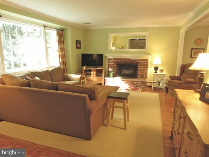 407 Greystone Road Ambler, PA 19002 - Photo 4 of 17 Living Room