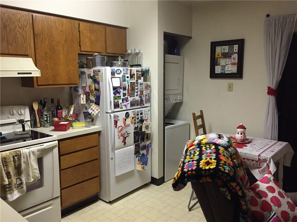 3271 Niagara Square Pittsburgh, PA 15213 - Photo 5 of 5 a bedroom with a bed and a closet