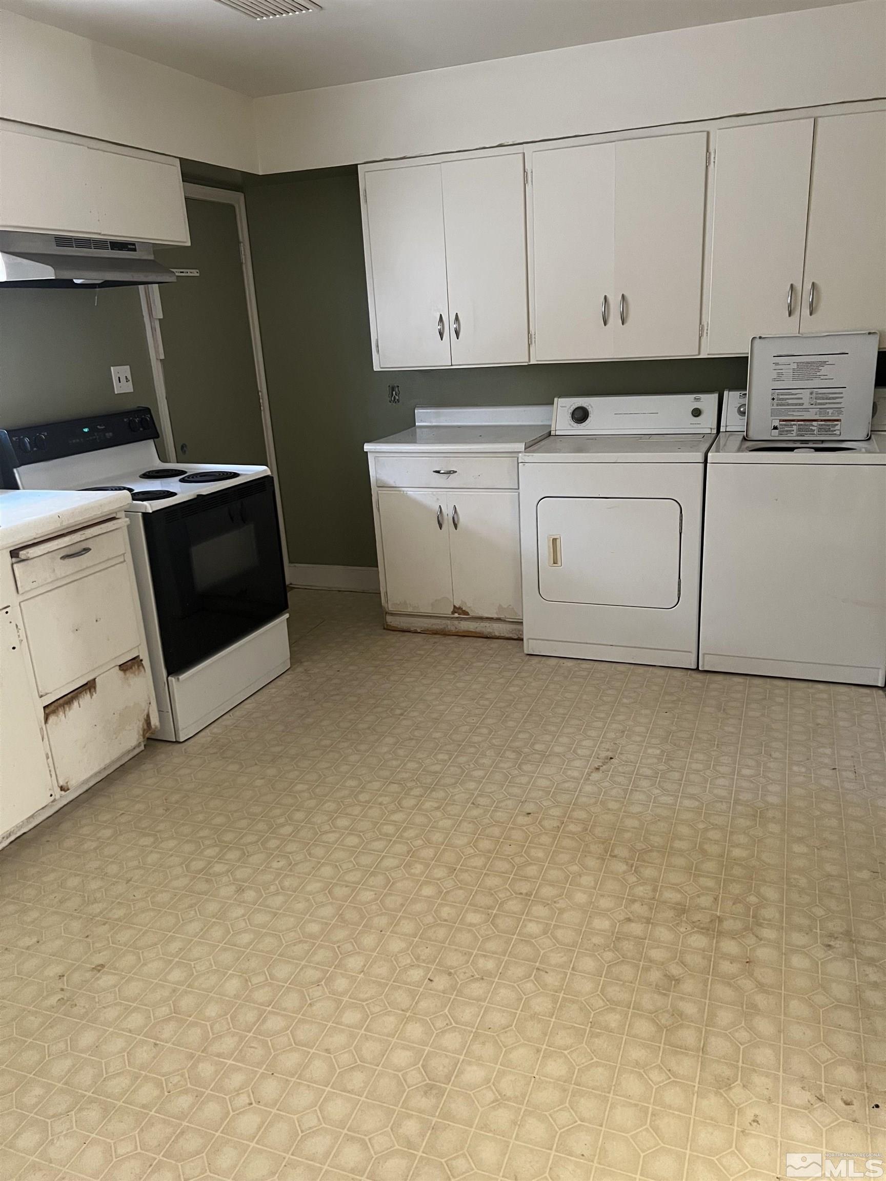 1575 Allen Street Reno, NV 89509 - Photo 4 of 8 a view of a kitchen with washer and dryer