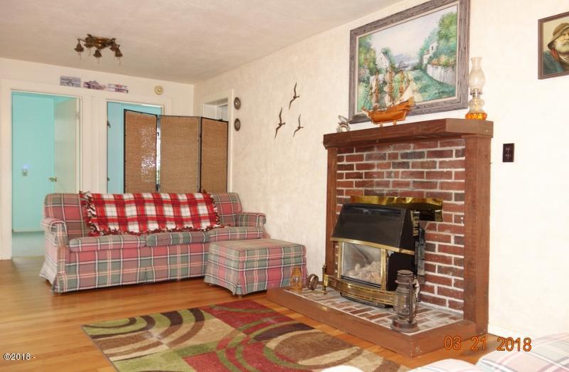 25 Southwest Briscoe Street Depoe Bay, OR 97341 - Photo 7 of 31 Tracy 007 (800x523)
