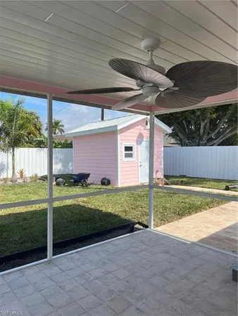 a view of a backyard