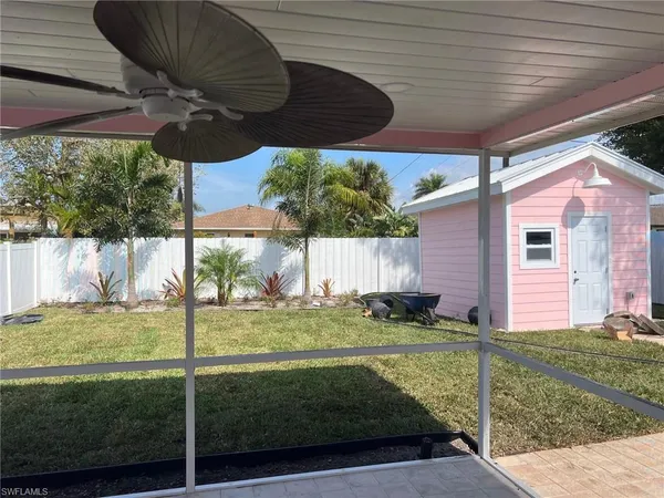 a view of a backyard