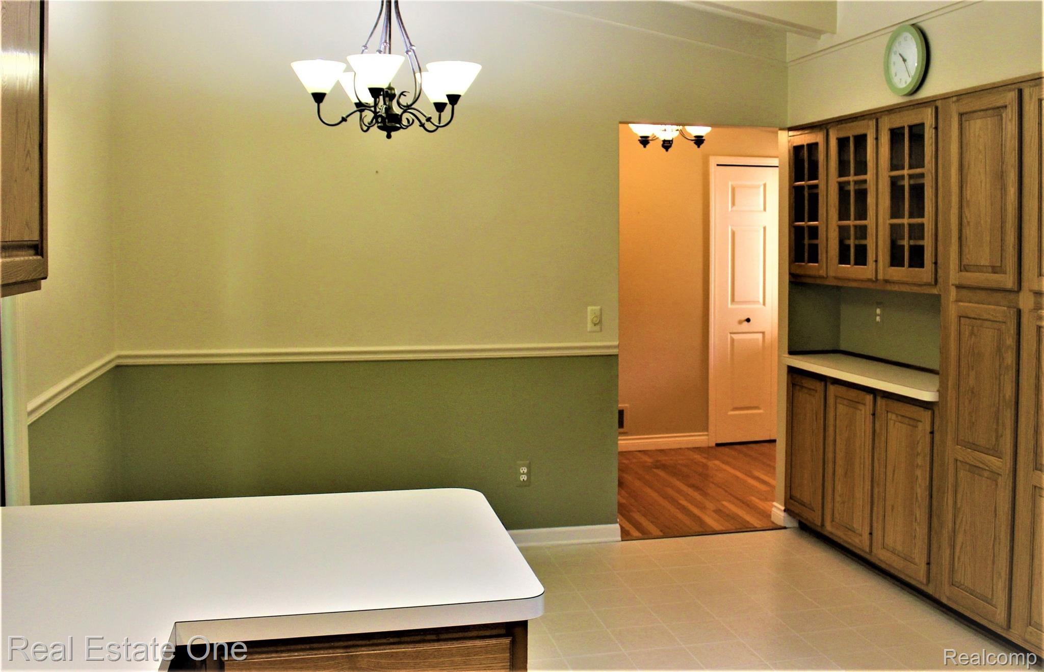 648 Kentucky Drive Rochester, MI 48307 - Photo 12 of 21 1-11.jpg