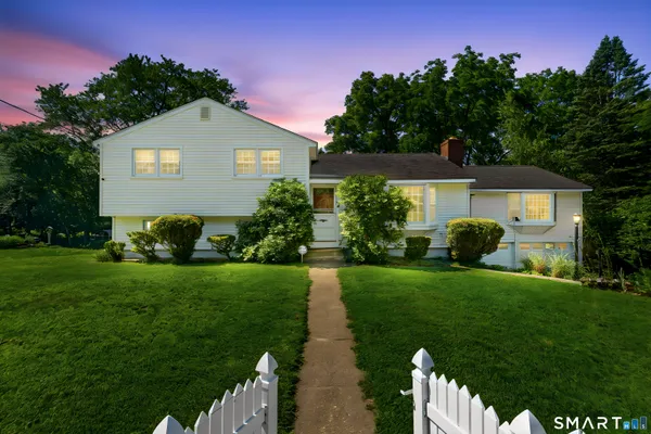$395,000 | 44 Occum Lane, Montville, CT 06382