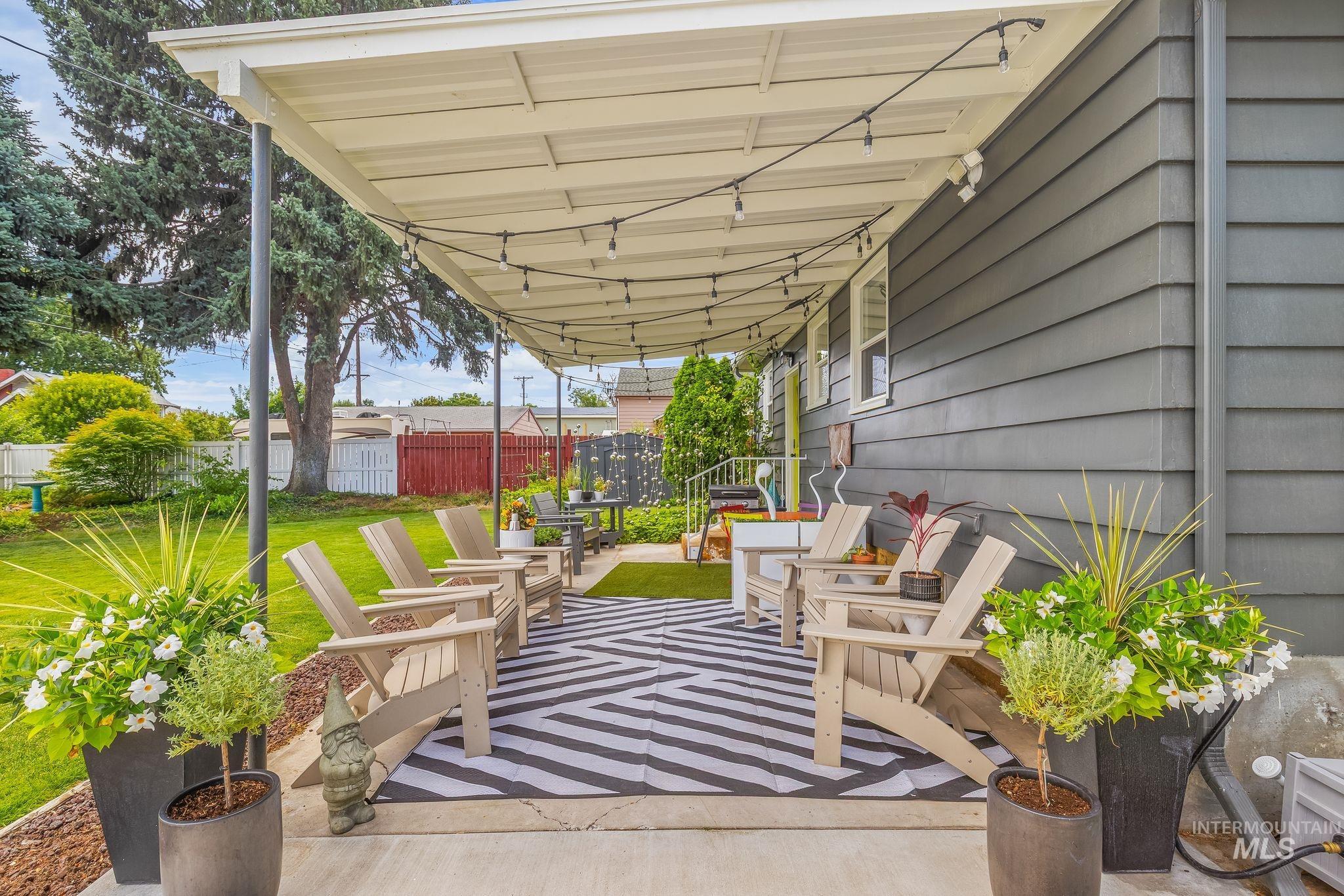 1315 8th Street Clarkston, WA 99403 - Photo 33 of 37 Expansive covered patio featuring string lighting, concrete flooring, and an adjacent green lawn