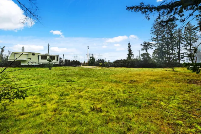 a view of a water fountain