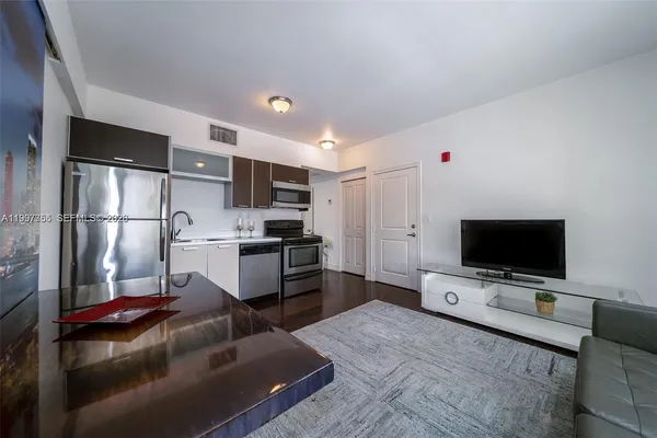 $2,200 | 601 11th Street, Unit 206, Miami Beach, FL 33139