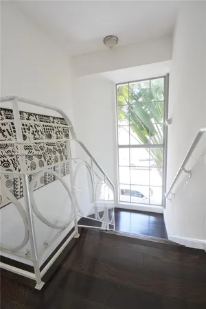 $2,200 | 601 11th Street, Unit 206, Miami Beach, FL 33139