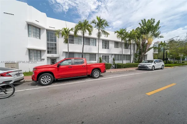 $2,200 | 601 11th Street, Unit 206, Miami Beach, FL 33139