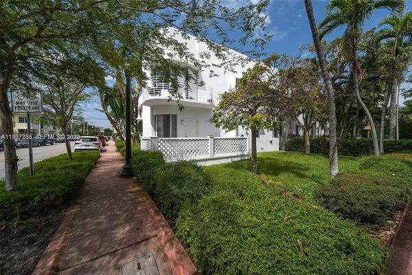 $2,200 | 601 11th Street, Unit 206, Miami Beach, FL 33139