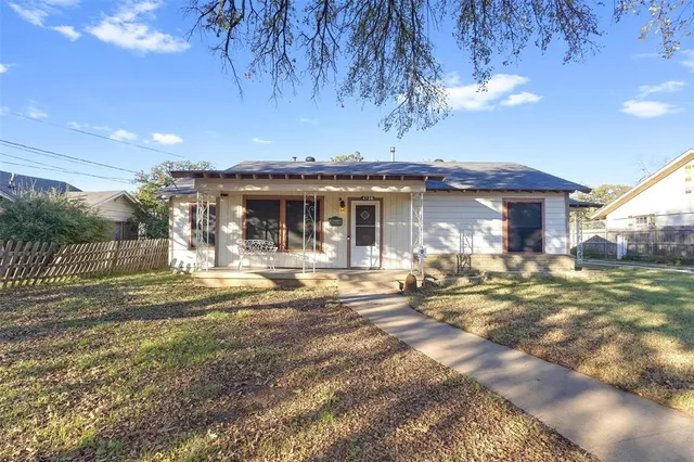 a view of a house with backyard and sitting area