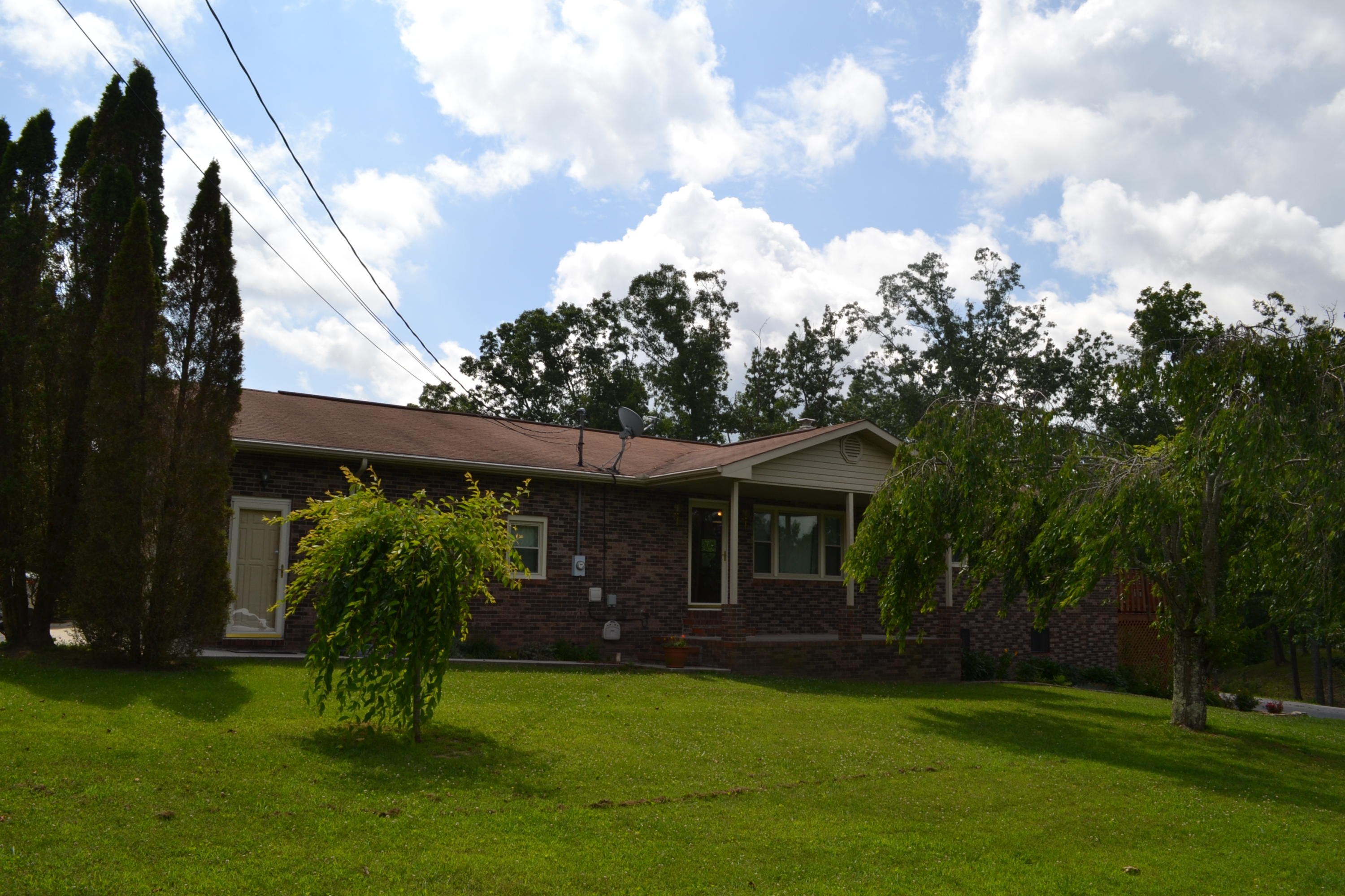 46 Robbins Road Crossville, TN 38572 - Photo 2 of 29 2 Front