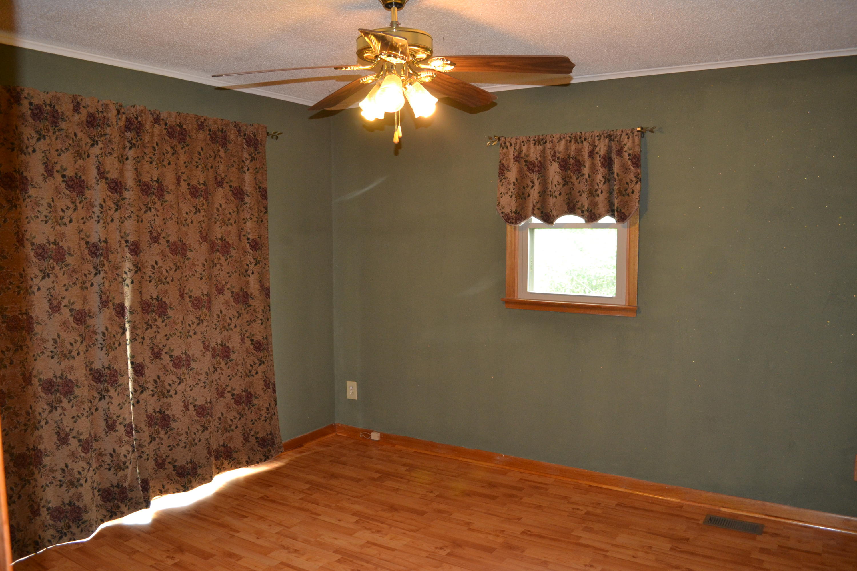 46 Robbins Road Crossville, TN 38572 - Photo 11 of 29 12 Bedroom two french doors to deck