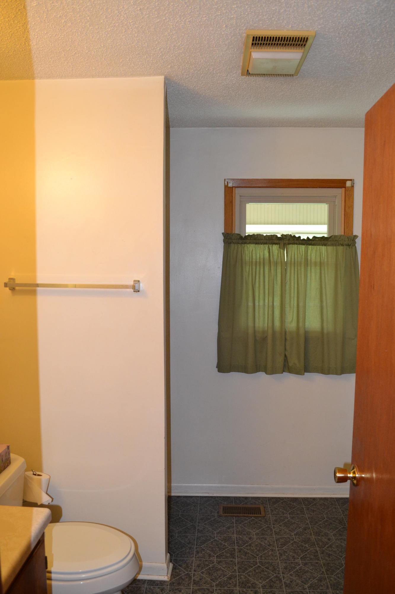 46 Robbins Road Crossville, TN 38572 - Photo 16 of 29 17 Bath two