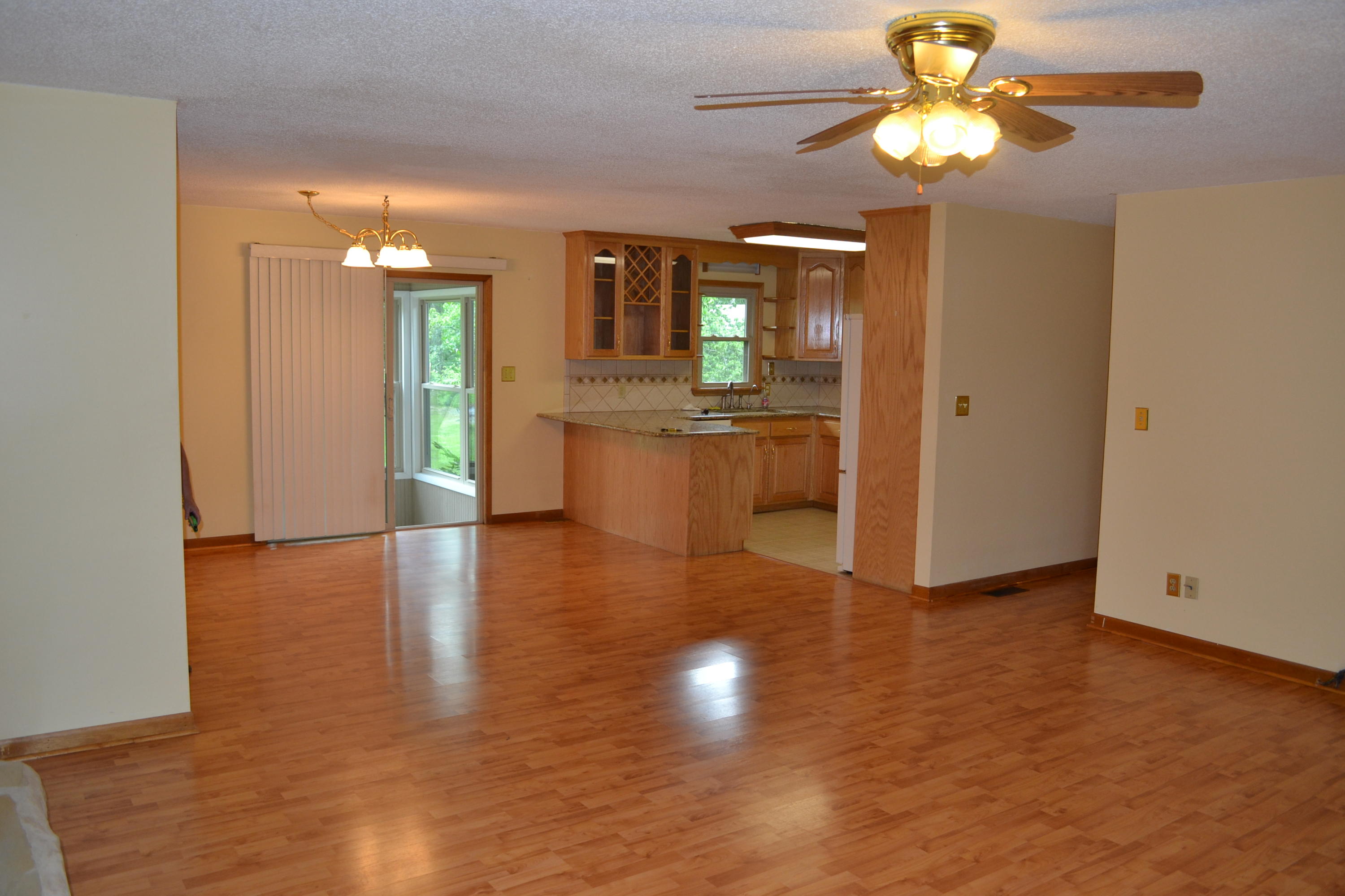 46 Robbins Road Crossville, TN 38572 - Photo 3 of 29 4 Living room to kitchen