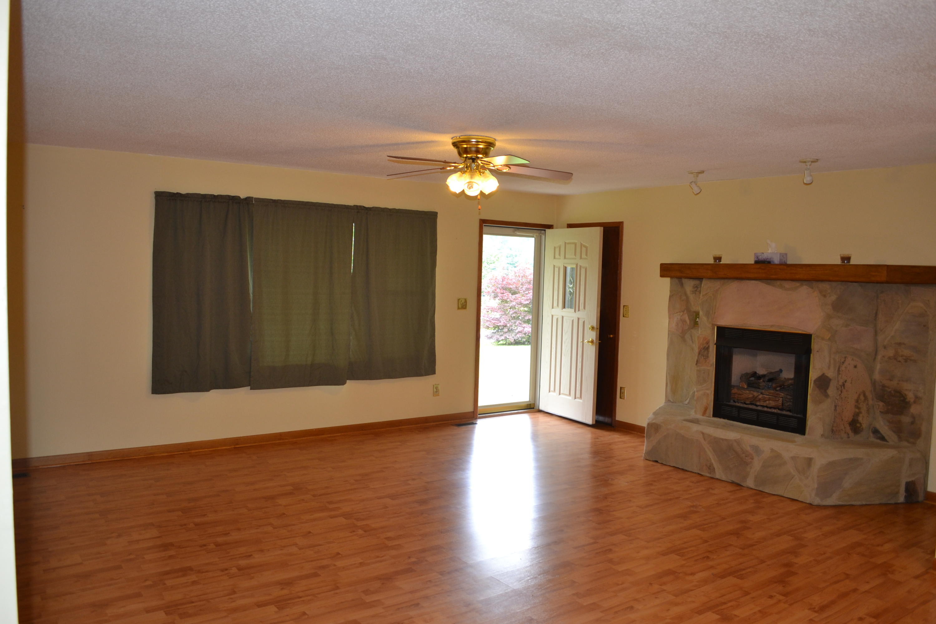 46 Robbins Road Crossville, TN 38572 - Photo 4 of 29 5 Entrance from kitchen