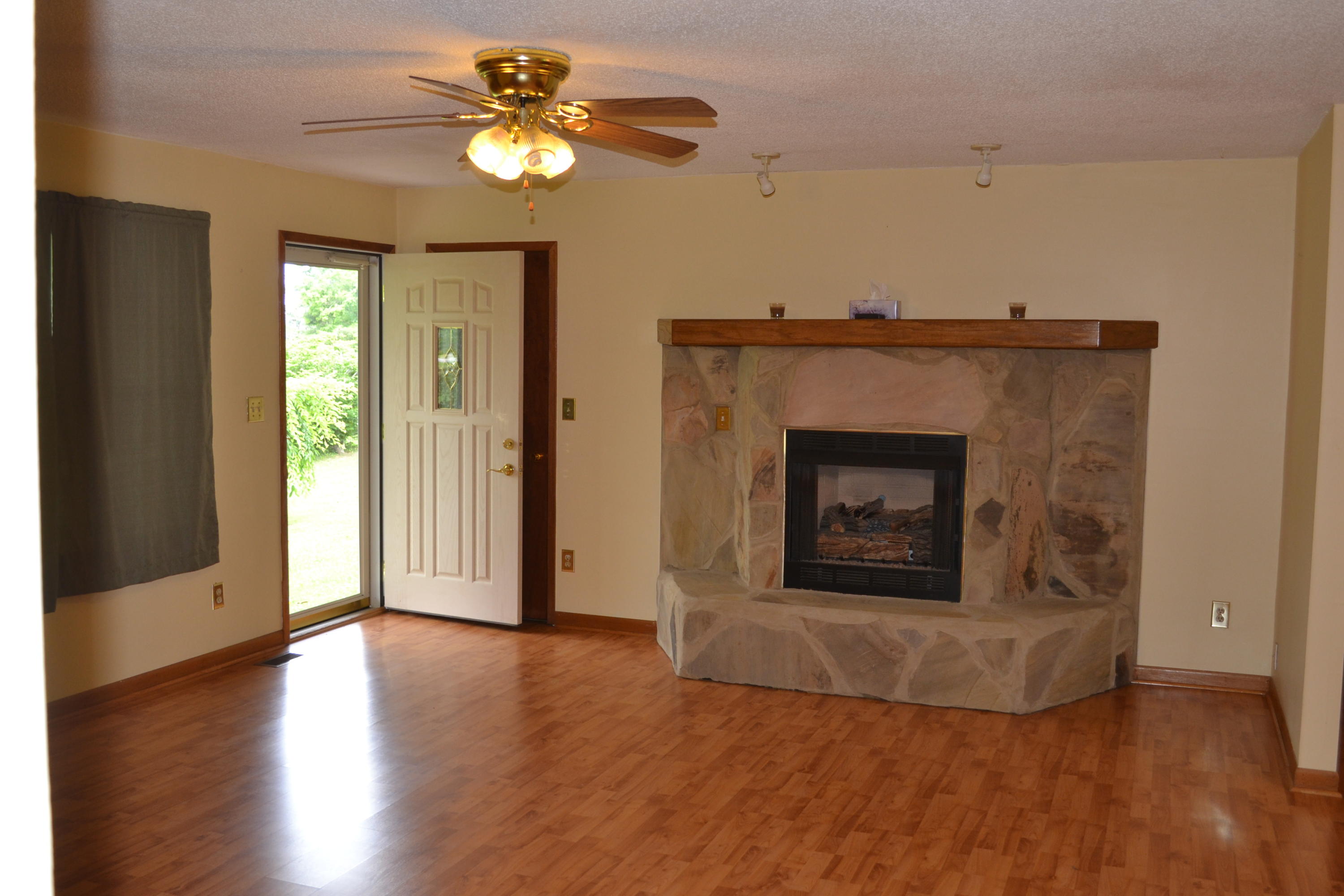 46 Robbins Road Crossville, TN 38572 - Photo 5 of 29 6 Fireplace