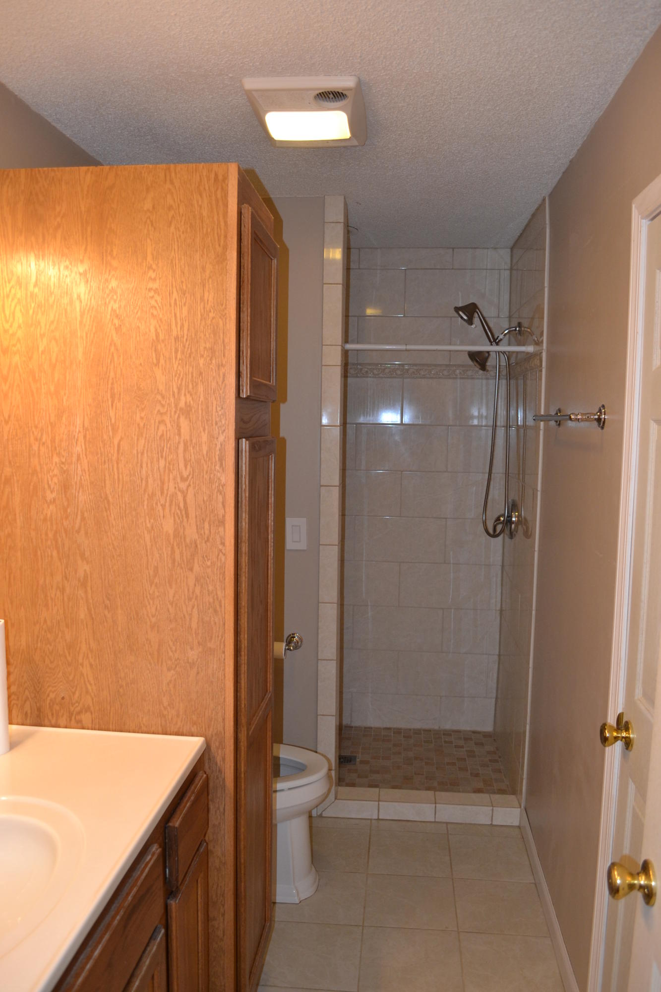 46 Robbins Road Crossville, TN 38572 - Photo 10 of 29 11 Guest bath, tile shower