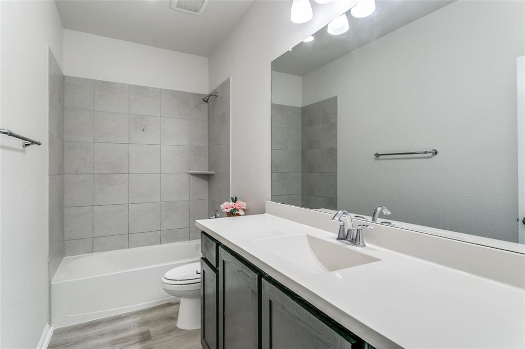 523 Paddock Way Irving, TX 75039 - Photo 19 of 23 a bathroom with a sink a toilet and bathtub
