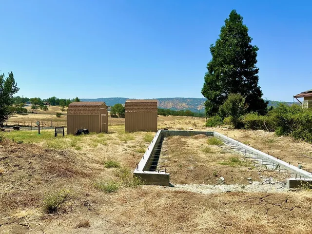 a view of a backyard