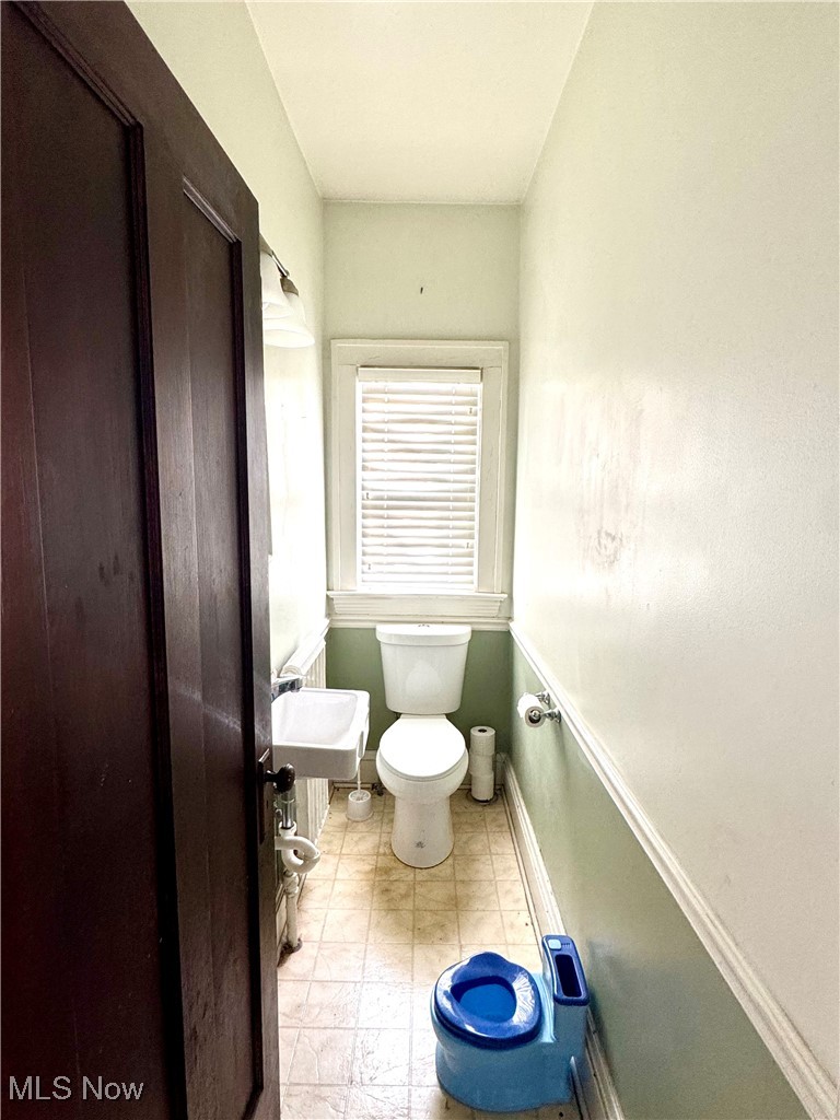 2152 Middlefield Road Cleveland, OH 44106 - Photo 28 of 50 Bathroom with toilet